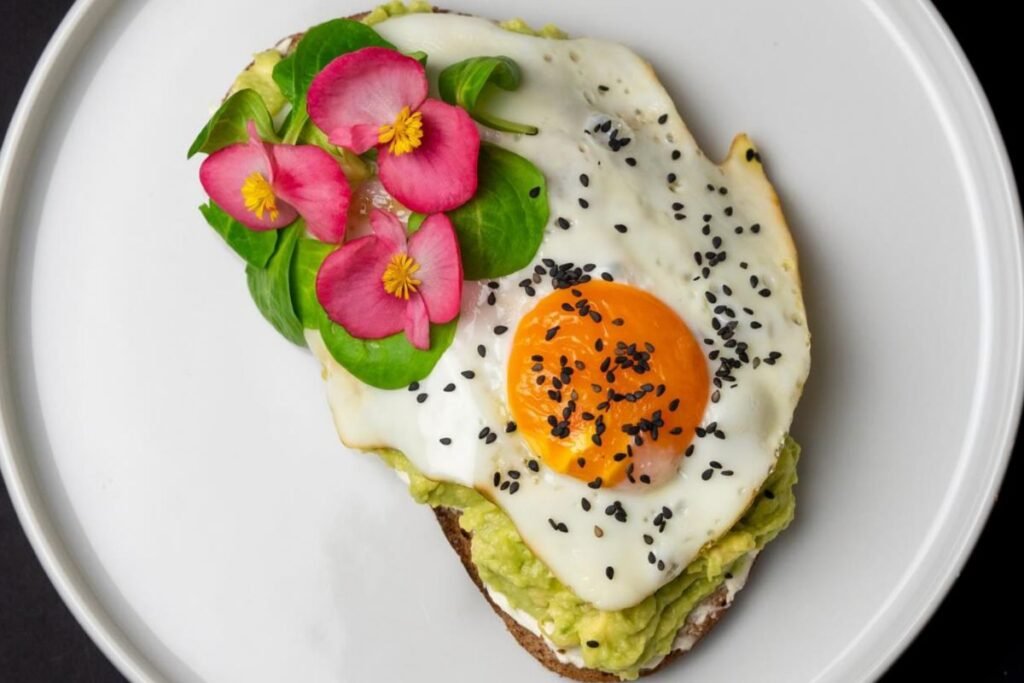 avokado tost so jajce