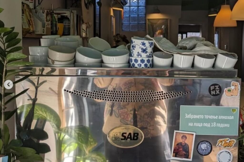 estetski ulicen kafic vo skopje so ukrasni moderni solji za kafe