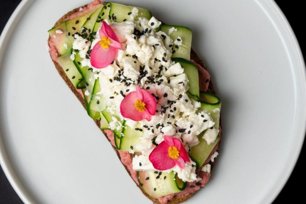 feta tost so krastavica i chia seme