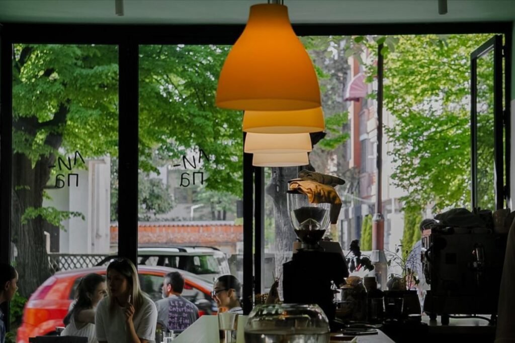 najdobro mesto za kafe vo skopje so zolti svetla i zelenilo