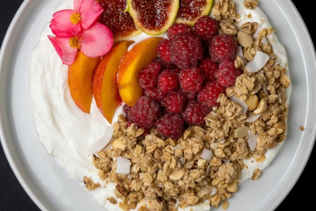 obesna granola so grcki jogurt praska smokvi i malini 