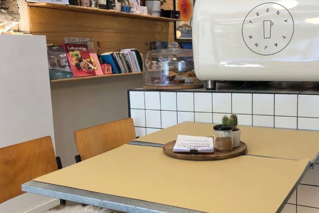 teeny tajni debar maalo interier
