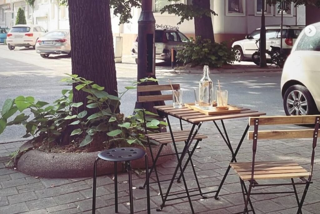ulicno kafe so drvena masicka