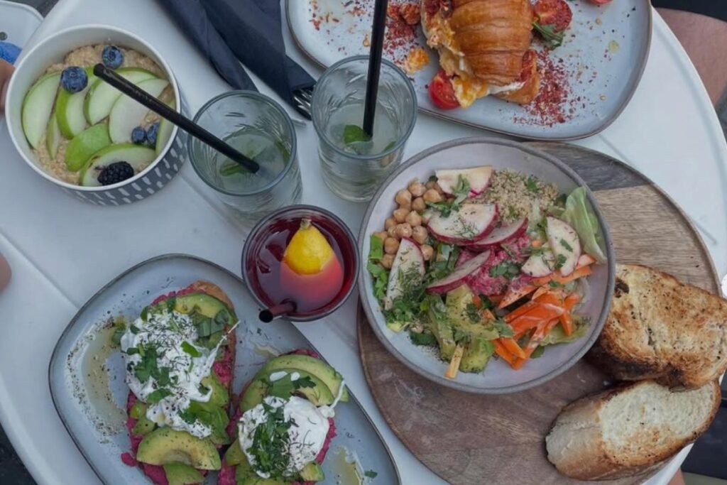 vkusen domasen integralen obrok so salata humus avokado kroasana ceden sok